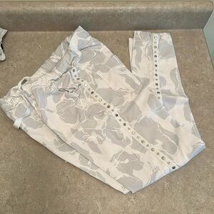 Tempo Paris white studded Pants Size Medium